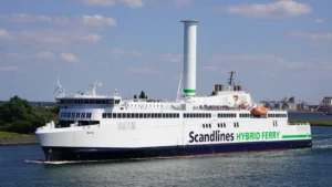 Scandlines El transbordador híbrido Berlín sale del puerto de Rostock hacia Gedser, en Dinamarca.
