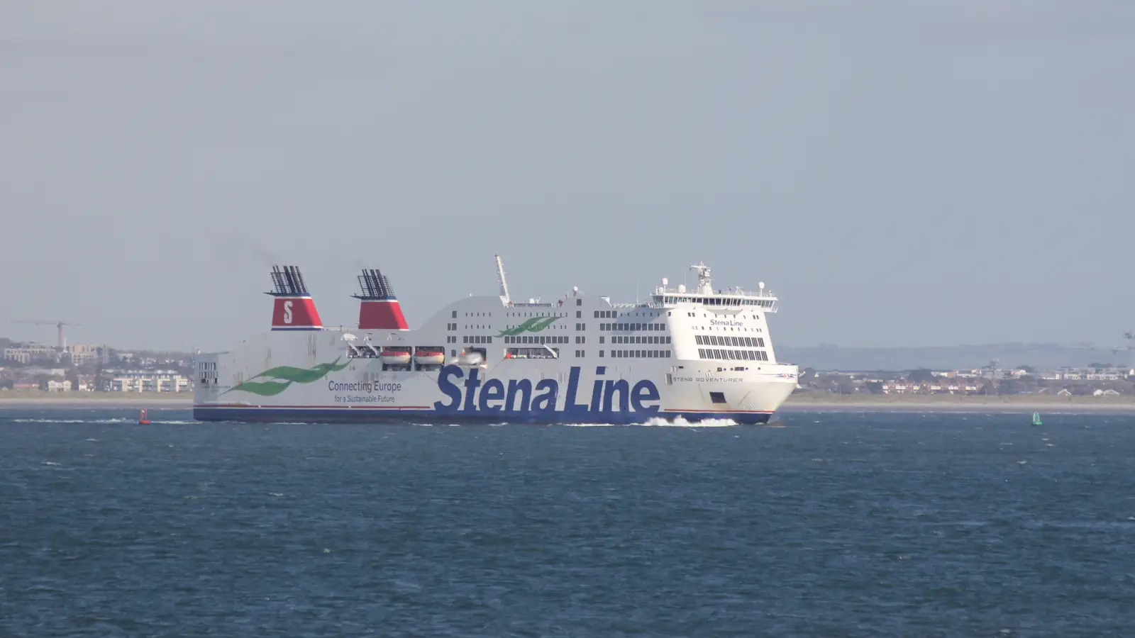 El Ferry Stena Adveturer de Stena Line sale de Dublín en ruta hacia Holyhead.