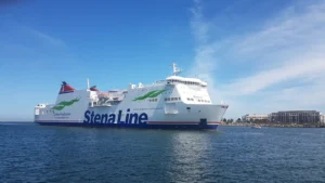 Stena Line Ferry El Mecklemburgo-Pomerania Occidental entrando en el puerto de Rostock.