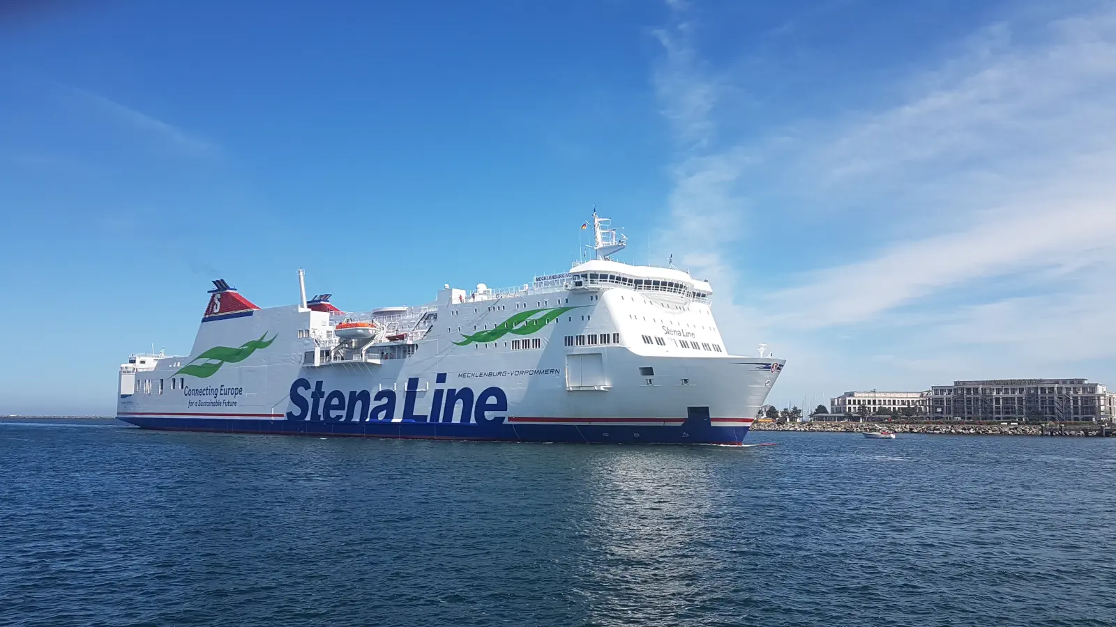Stena Line Ferry El Mecklemburgo-Pomerania Occidental entrando en el puerto de Rostock.