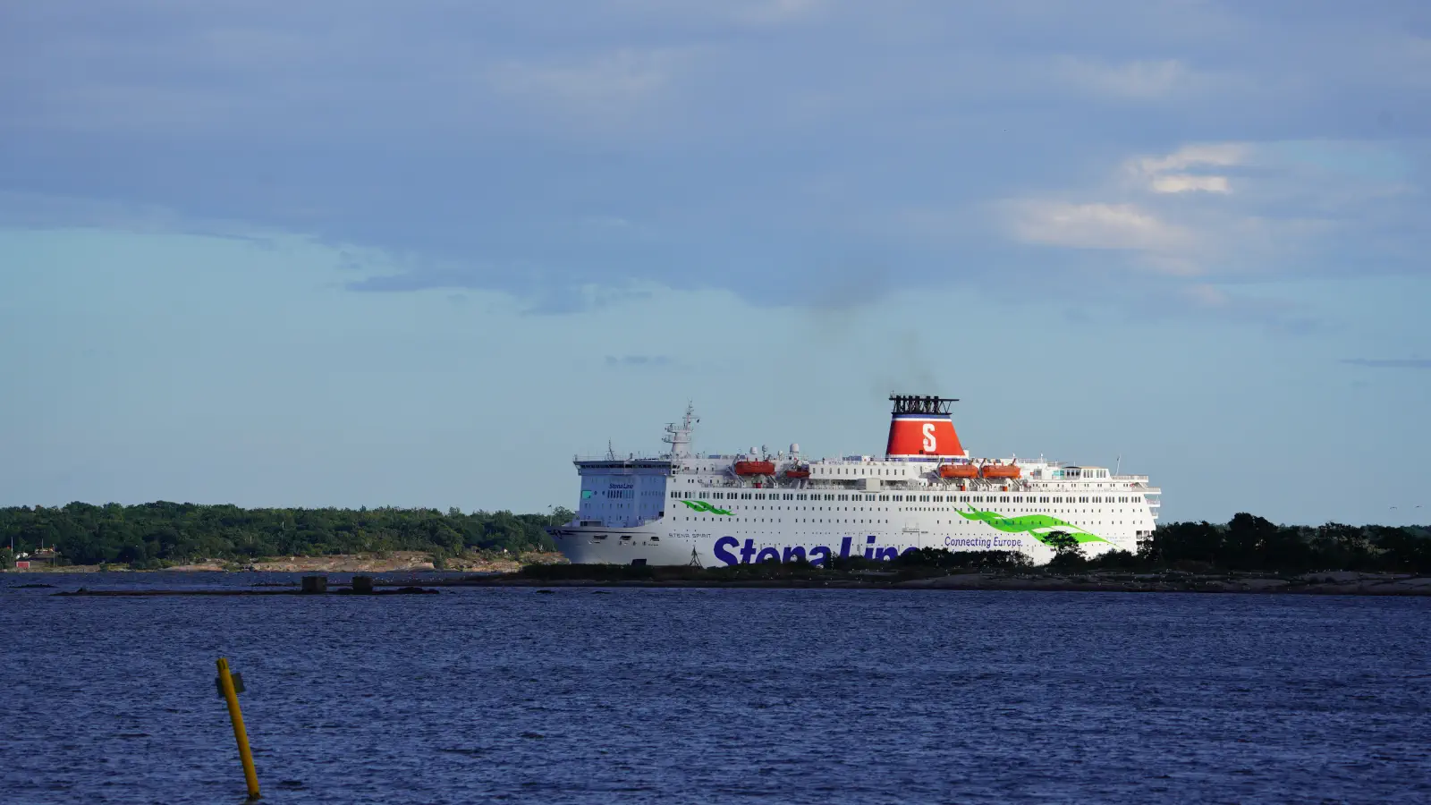 El Stena Line Ferry Stena Spirit entrando en el puerto de Karlskrona, en Suecia.