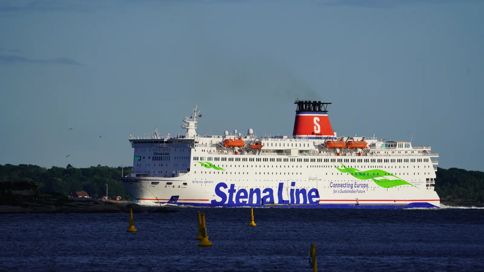 Ferry Stena Line El Stena Livia de entrar en el puerto de Karlskrona en Suecia.