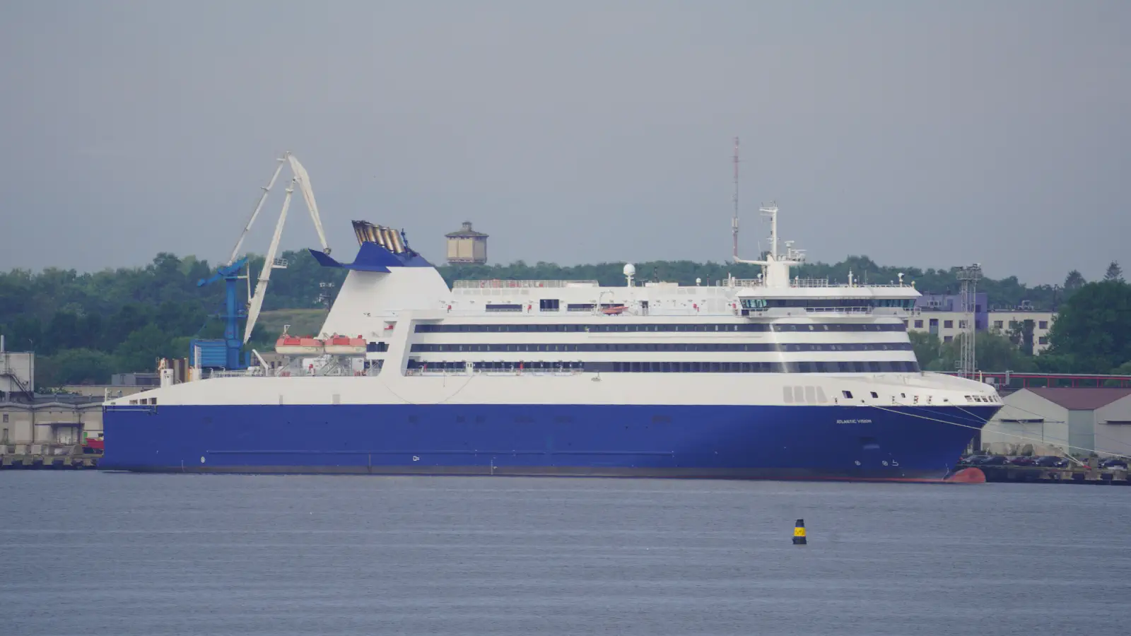 El Ferry Superspeed IX (antes Atlantic Vision) también está amarrado en el puerto de Tallin.