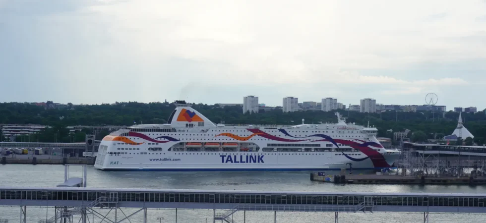 Ferry El Tallink Baltic Queen en el puerto de Tallin.