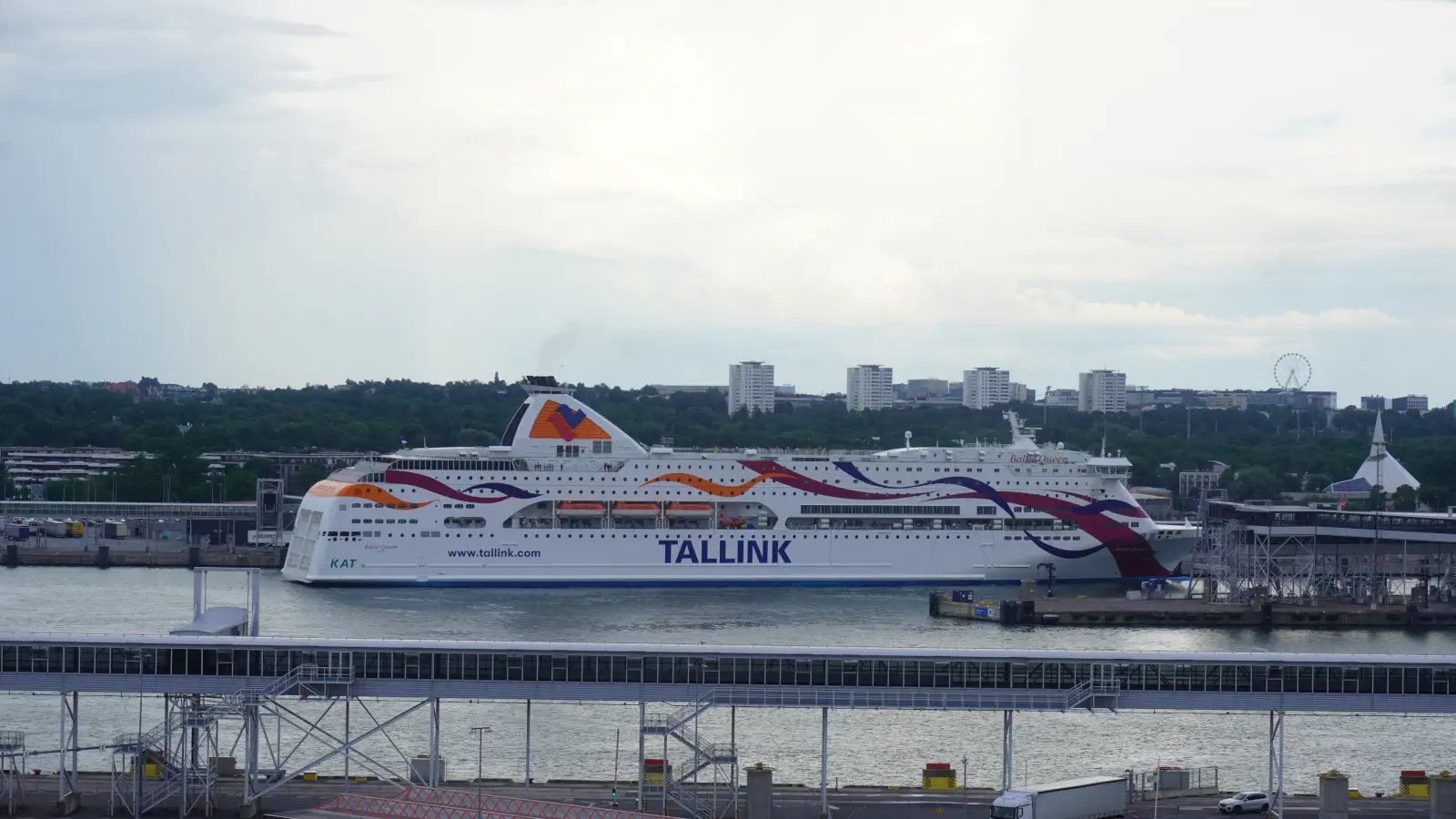 Ferry El Tallink Baltic Queen en el puerto de Tallin.
