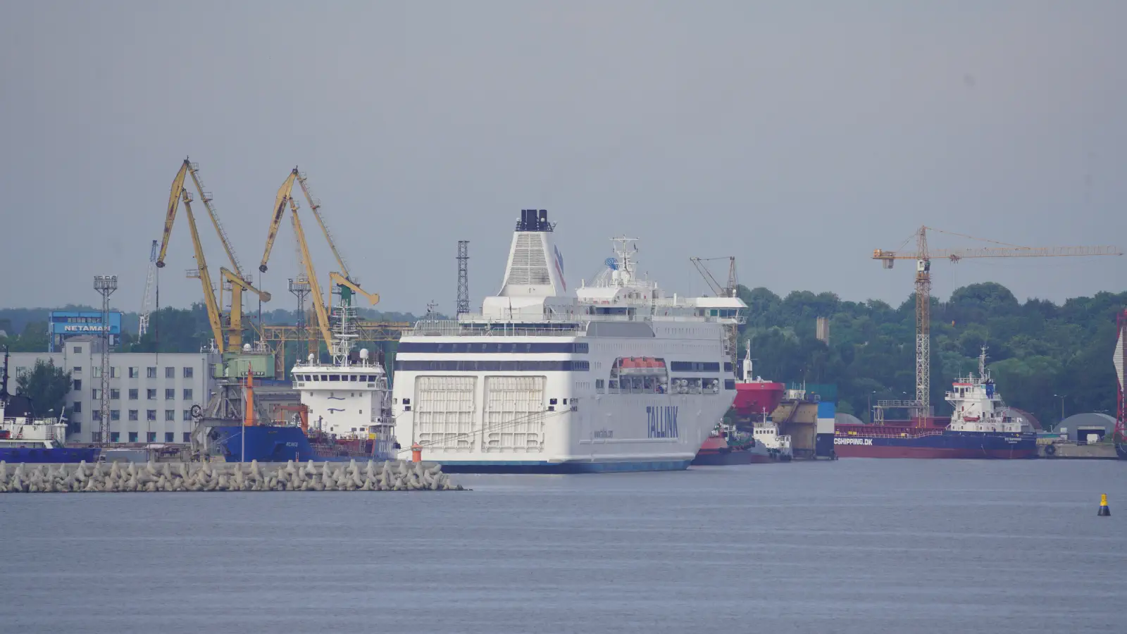 El Ferry de Tallink MS Romantika está amarrado actualmente en el puerto de Tallin.