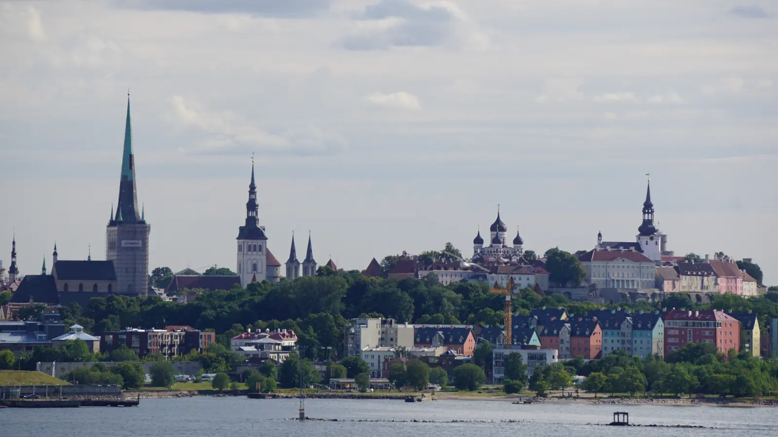 Vista de Tallin con la iglesia de San Nicolás y la catedral de Alejandro Nevski.