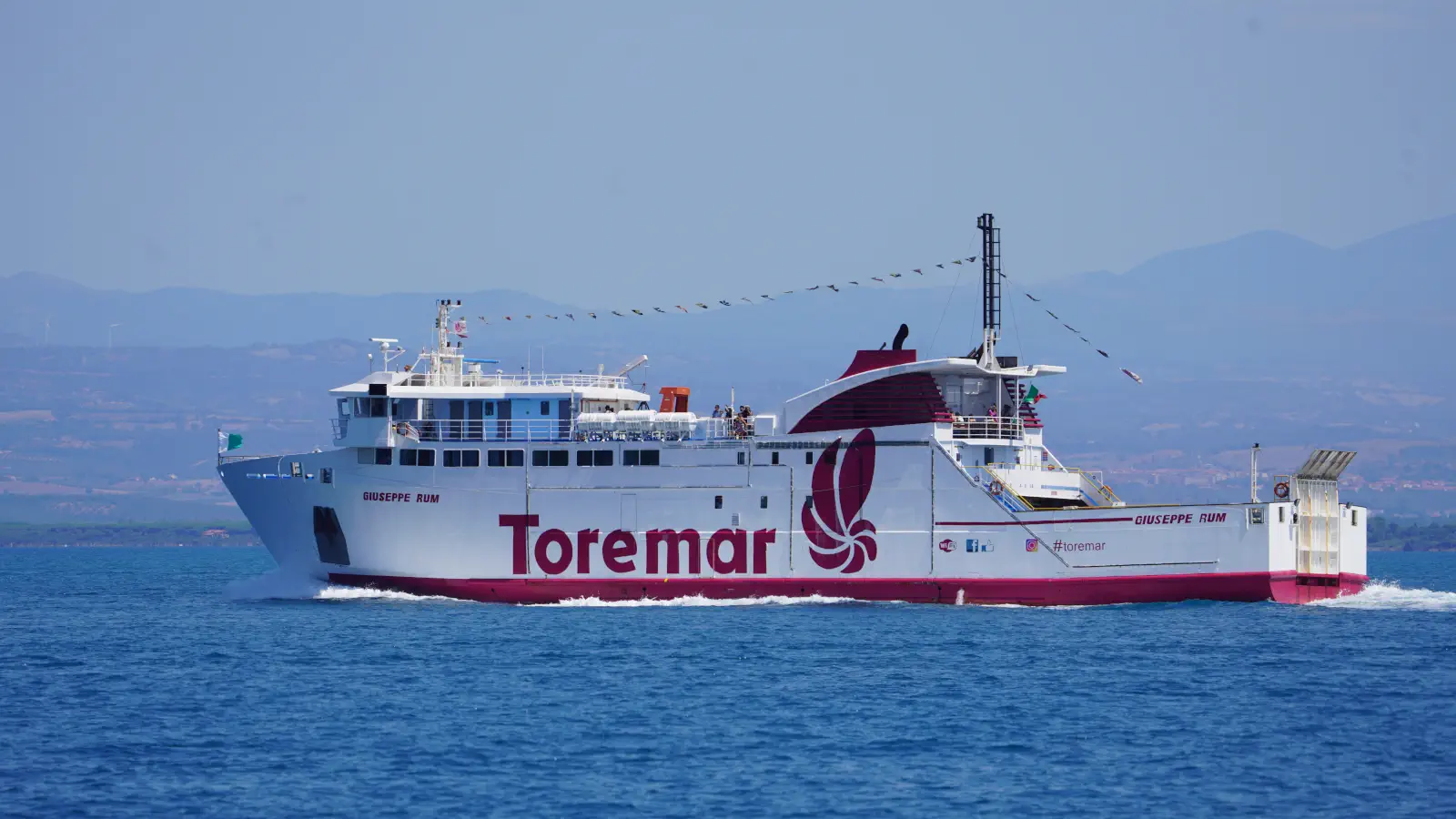 El Ferry Toremar Giuseppe Rum en ruta hacia la isla de Giglio.