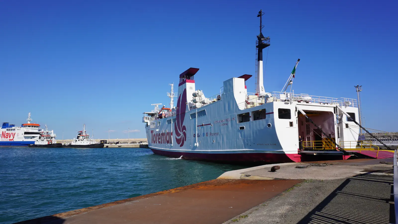 El Ferry Giovanni Bellini de Toremar viaja entre los puertos de Piombino y Rio Marina, en la isla de Elba, y la isla de Pianosa.