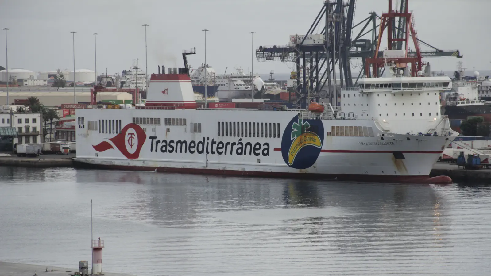 Ferry Trasmediterranea Villa de Tazacorte en el puerto de Las Palmas, Gran Canaria.
