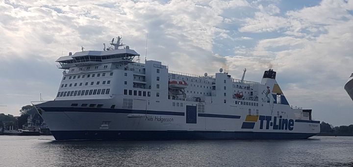 TT-Line Ferry El Akka (antes Nils Holgersson) abandona el puerto de Rostock rumbo a Trelleborg