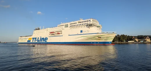 TT-Line FerryTravemünde El Peter Pan llega al puerto de Lübeck procedente de Trelleborg.