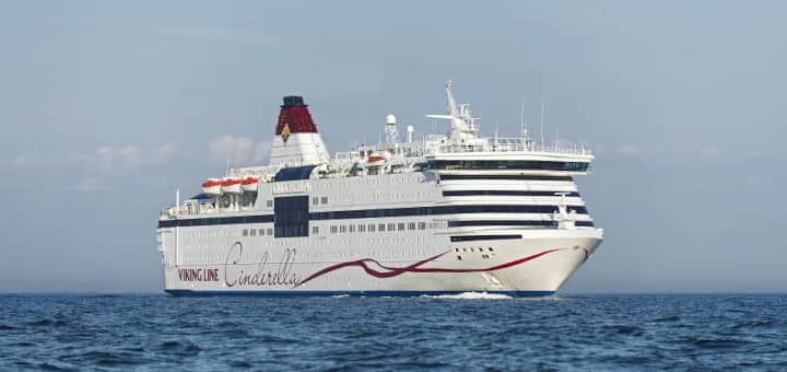 Ferry Viking LineLa Cenicienta de .
Aquí todavía con su vestido blanco.
 Viking Line Ferries Ahora también viaja con el rojo típico de .  