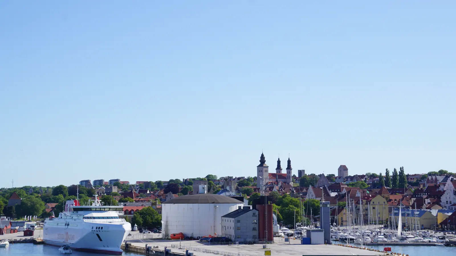 Vista sobre el puerto de Visby.