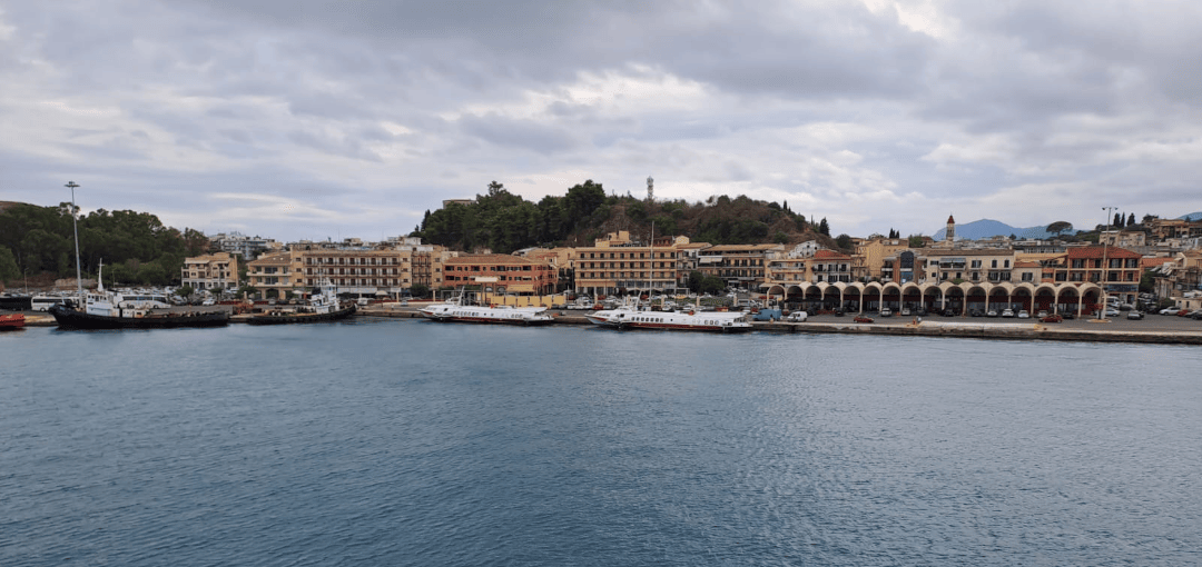Transbordadores de alta velocidad Corfú-Saranda en el puerto de Corfú